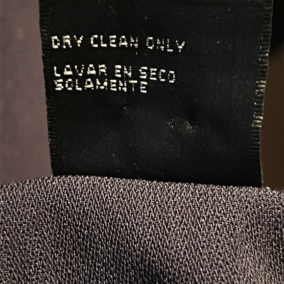 Halston Vintage Navy‎ Bue blazer is preowned in excellent condition. Size 8. - Picture 9 of 9